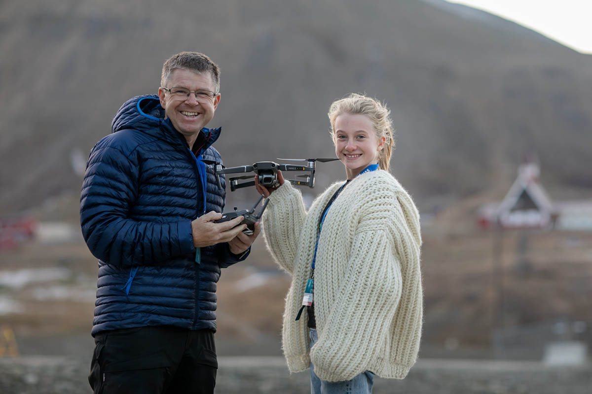 Environmental activist Penelope Lea, leader of the Eco-Agents, will have drones for her organization thanks to the help of Anders Martinsen from UAS Norway, left. Photo: Robert Dreier Holand/UAS Norway